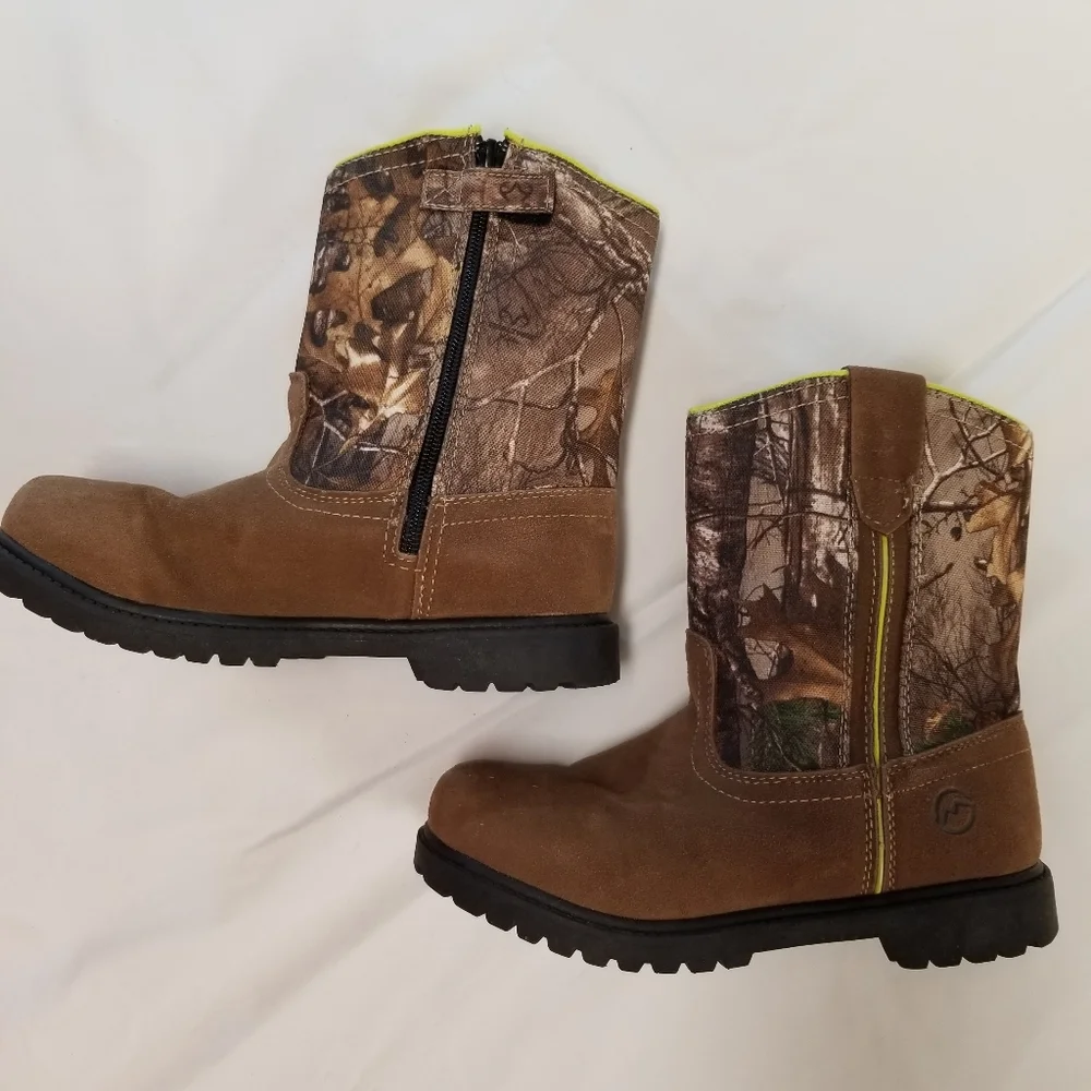 Magellan Outdoors Boots Youth Size 3D Camouflage RealTree Brown Neon Green